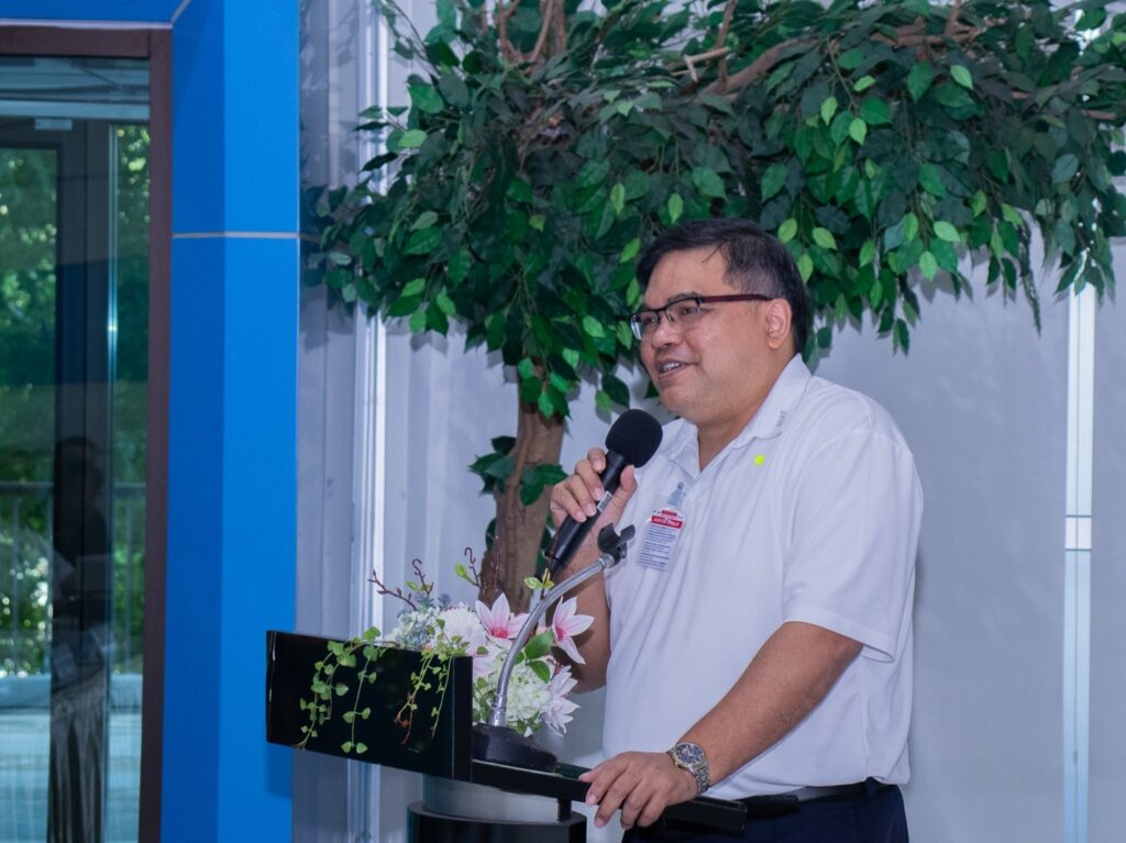 ภาพ: นายวฤต รัตนชื่น รองผู้ว่าการยุทธศาสตร์ กฟผ. กล่าวในโอกาสนำคณะผู้บริหารเข้าเยี่ยมชมศักยภาพและห้องปฏิบัติการของ สวทช.