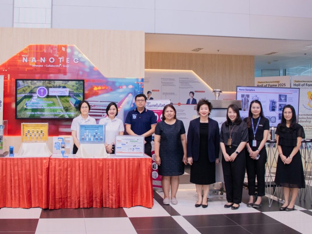 ภาพ: คณะผู้บริหารเยี่ยมชมนิทรรศการผลงานวิจัยจากศูนย์นาโนเทคโนโลยีแห่งชาติ (NANOTEC)
