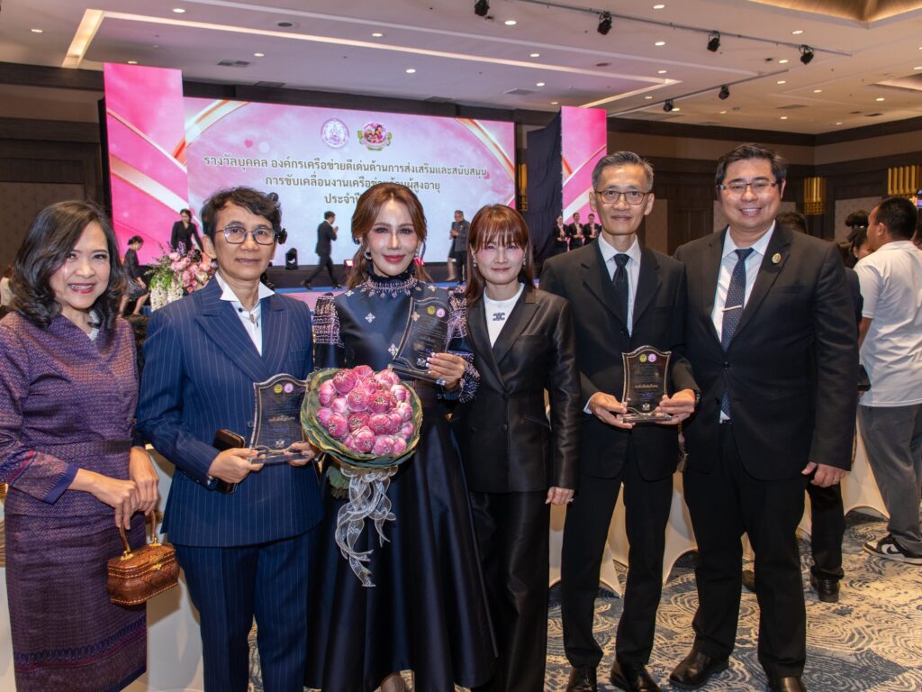 ภาพ: คณะผู้บริหารและนักวิจัย สวทช. ถ่ายภาพหมู่ร่วมกับภาคีเครือข่ายและผู้ที่ได้รับรางวัลภายในงาน