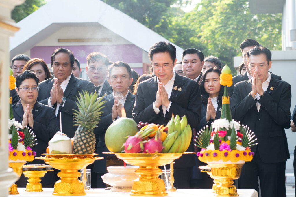ภาพ: ศ. ดร.ยศชนัน วงศ์สวัสดิ์ รมว.อว. พร้อมด้วยคณะผู้บริหาร ประกอบพิธีสักการะศาลพระภูมิประจำกระทรวง อว. เพื่อความเป็นสิริมงคล