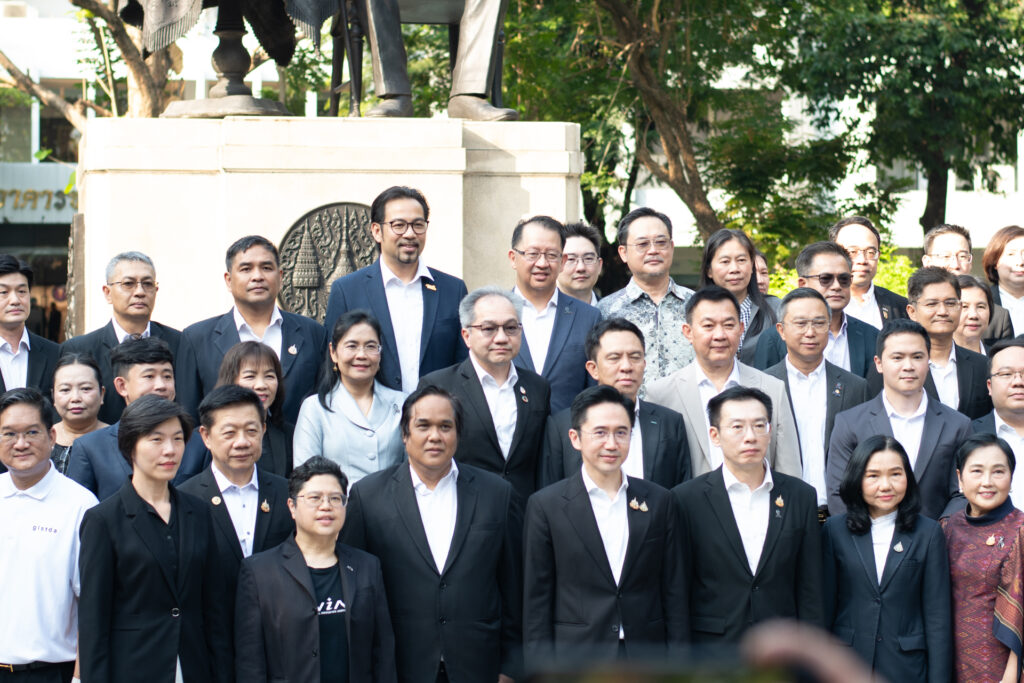 ภาพ: รมว.อว. และคณะผู้บริหารระดับสูงกระทรวง อว. ถ่ายภาพร่วมกัน ณ บริเวณหน้าพระบรมราชานุสาวรีย์พระบาทสมเด็จพระจอมเกล้าเจ้าอยู่หัว (ร.4)