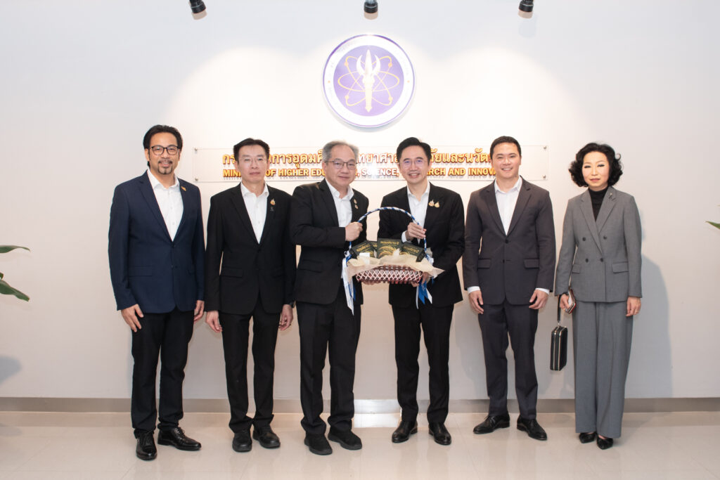 ภาพ: คณะผู้บริหารเข้ามอบกระเช้าแสดงความยินดีแด่ ศ. ดร.ยศชนัน วงศ์สวัสดิ์ ในโอกาสเข้ารับตำแหน่ง รมว.อว.