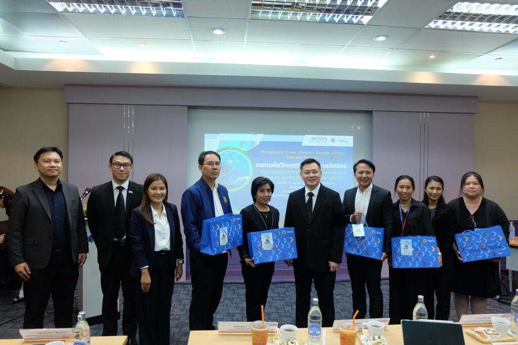 ภาพ: คณะผู้บริหาร วิทยากร และนักวิจัย ร่วมถ่ายภาพเป็นที่ระลึกในงานเสวนาถอดรหัสวิกฤตไมโครพลาสติกไทย งาน NAC2026