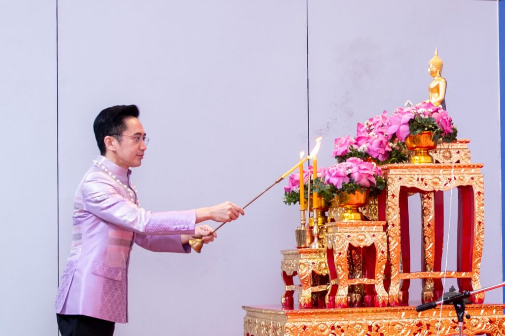 ภาพ: ศาสตราจารย์ ดร.ยศชนัน วงศ์สวัสดิ์ รมว.อว. จุดธูปเทียนบูชาพระรัตนตรัยในพิธีทำบุญตักบาตรเนื่องในเทศกาลสงกรานต์ 2569