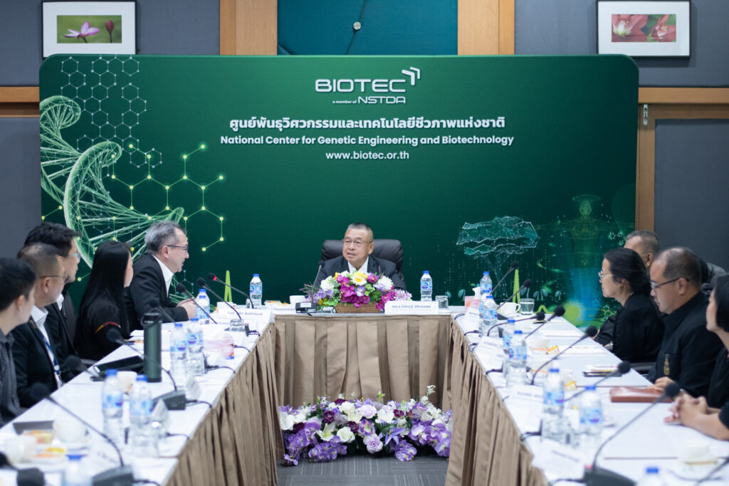 ภาพ: บรรยากาศการประชุมระหว่างคณะผู้บริหารมูลนิธิชัยพัฒนาและผู้บริหาร สวทช. ณ ศูนย์พันธุวิศวกรรมและเทคโนโลยีชีวภาพแห่งชาติ (ไบโอเทค)