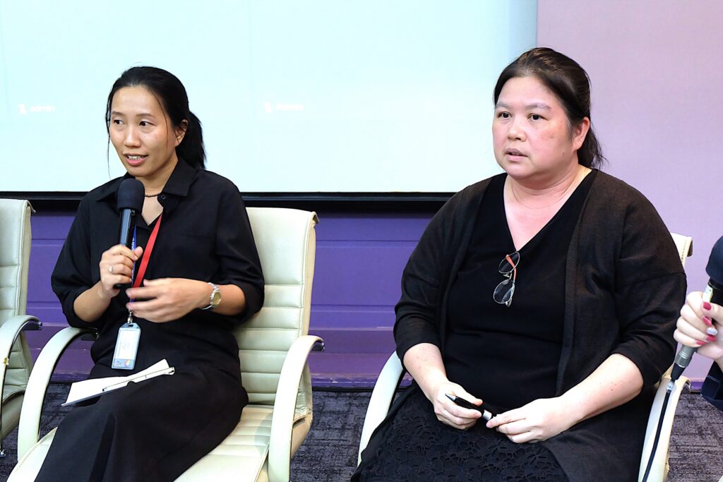 ภาพ: ดร.จริยา บัวเจริญ จากสถาบันมาตรวิทยาแห่งชาติ ร่วมเสวนาประเด็นการตรวจวัดและมาตรฐานไมโครพลาสติก