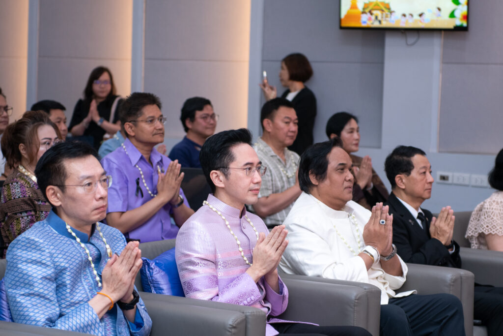 ภาพ: ศาสตราจารย์ ดร.ยศชนัน วงศ์สวัสดิ์ รมว.อว. พร้อมคณะผู้บริหารกระทรวง อว. และ สวทช. ร่วมฟังสวดพระพุทธมนต์ในพิธี