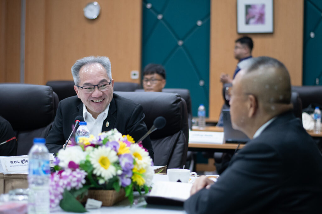 ภาพ: บรรยากาศการสนทนาแลกเปลี่ยนความคิดเห็นระหว่างผู้อำนวยการ สวทช. และผู้แทนจากมูลนิธิชัยพัฒนา