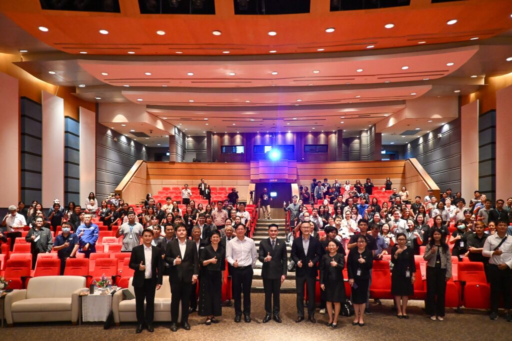 ภาพ: คณะวิทยากร ผู้บริหาร และผู้เข้าร่วมรับฟังการสัมมนาหัวข้อการขับเคลื่อนประเทศไทยสู่เศรษฐกิจคาร์บอนต่ำ ถ่ายภาพหมู่ร่วมกัน ณ งานประชุมวิชาการประจำปี สวทช. ครั้งที่ 21 (NAC2026)