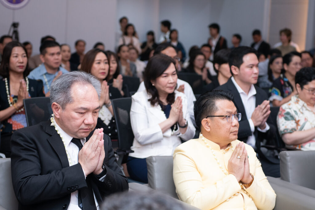 ภาพ: ศาสตราจารย์ ดร.ชูกิจ ลิมปิจำนงค์ ผู้อำนวยการ สวทช. และคณะผู้บริหาร ร่วมประนมมือฟังสวดพระพุทธมนต์ในพิธีทำบุญตักบาตร