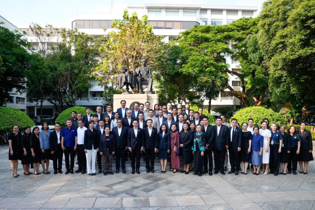 ภาพ: ศ. ดร.ยศชนัน วงศ์สวัสดิ์ รมว.อว. พร้อมด้วยคณะผู้บริหาร ข้าราชการ และเจ้าหน้าที่กระทรวง อว. ถ่ายภาพหมู่ร่วมกันอย่างพร้อมเพรียง