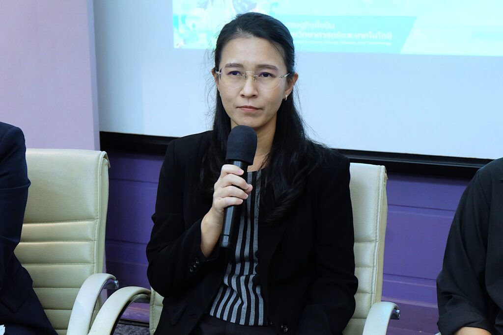 ภาพ: ดร.จิตาภา สำราญจิตต์ นักวิจัยศูนย์นาโนเทค ร่วมแลกเปลี่ยนมุมมองในเวทีเสวนา Thailand Microplastic Roadmap