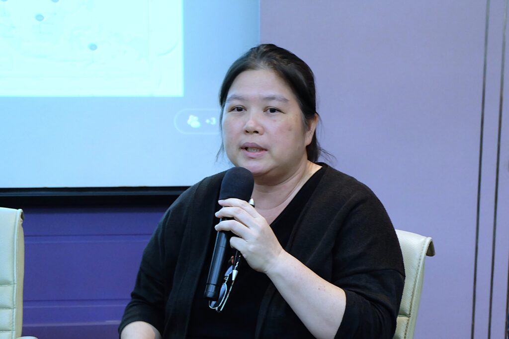 ภาพ: ดร.โอบเอื้อ อิ่มวิทยา จากสถาบันห้องปฏิบัติการอ้างอิงแห่งชาติ กรมวิทยาศาสตร์บริการ ให้ข้อมูลด้านมาตรฐานการตรวจวัดไมโครพลาสติก