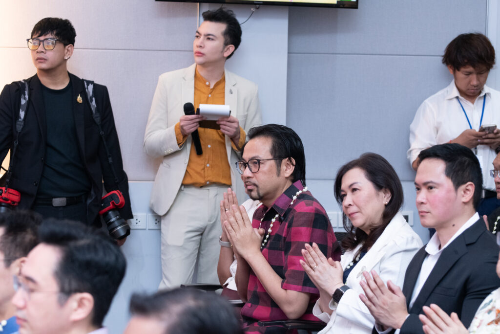 ภาพ: ดร.วรวรงค์ รักเรืองเดช รองผู้อำนวยการ สวทช. และคณะผู้บริหาร ร่วมประนมมือฟังสวดพระพุทธมนต์ในพิธีทำบุญตักบาตร