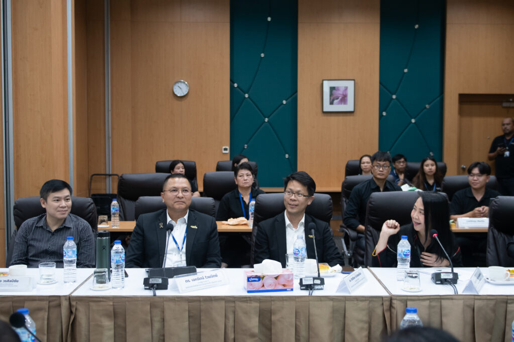 ภาพ: คณะผู้บริหารและทีมนักวิจัย สวทช. นำโดย ดร.เอกรัตน์ ไวยนิตย์ รองผู้อำนวยการศูนย์เทคโนโลยีโลหะและวัสดุแห่งชาติ (เอ็มเทค) เข้าร่วมการประชุมเพื่อนำเสนอผลงาน