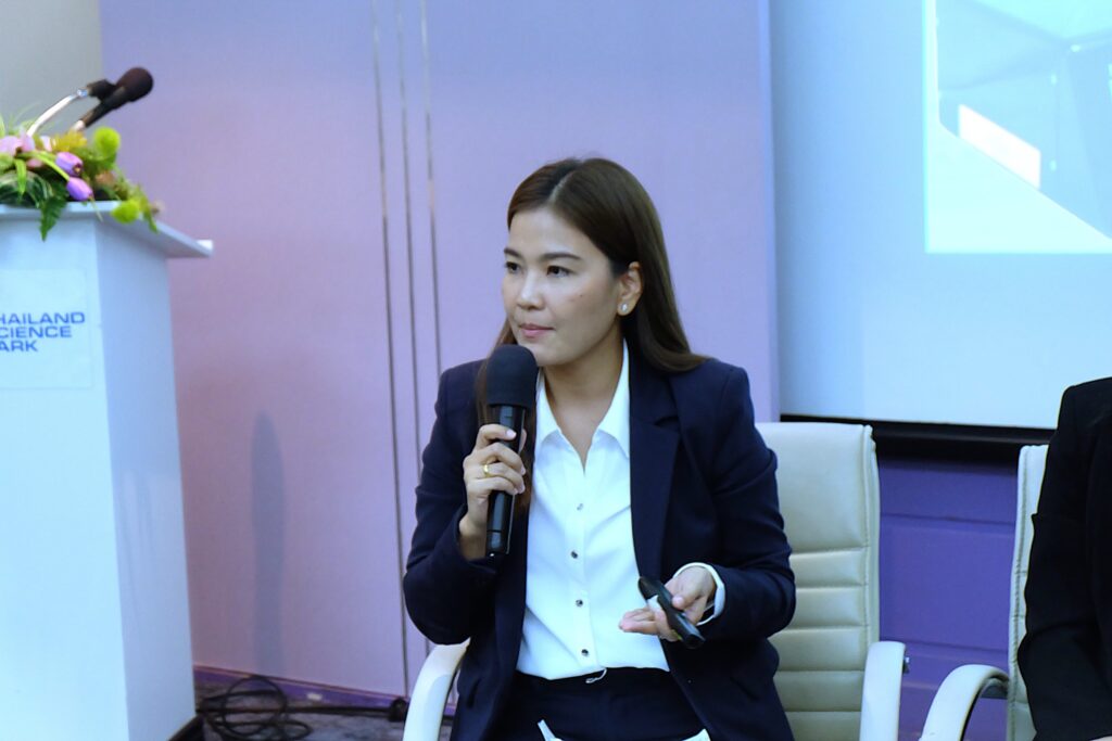 ภาพ ดร.จันทร์เพ็ญ ครุวรรณ์  นักวิจัยศูนย์นาโนเทค เสวนา
