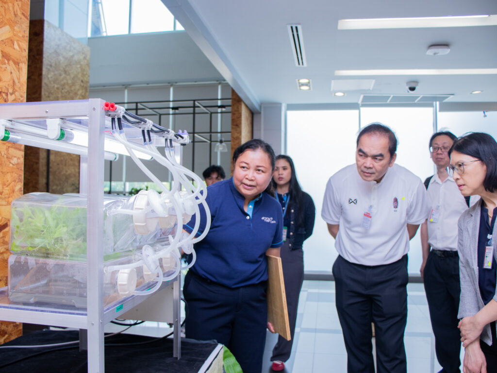 ภาพ: นักวิจัย สวทช. นำเสนอผลงานวิจัยด้านเซลล์เทคโนโลยีพืชและนวัตกรรมโรงงานผลิตพืชสมุนไพร (APFT) ให้แก่ผู้บริหาร กฟผ.