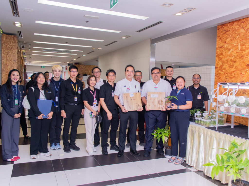 ภาพ: คณะผู้บริหาร กฟผ. และทีมนักวิจัย สวทช. ถ่ายภาพร่วมกับตัวอย่างผลงานวิจัยและผลิตภัณฑ์เพื่อการพัฒนาที่ยั่งยืน