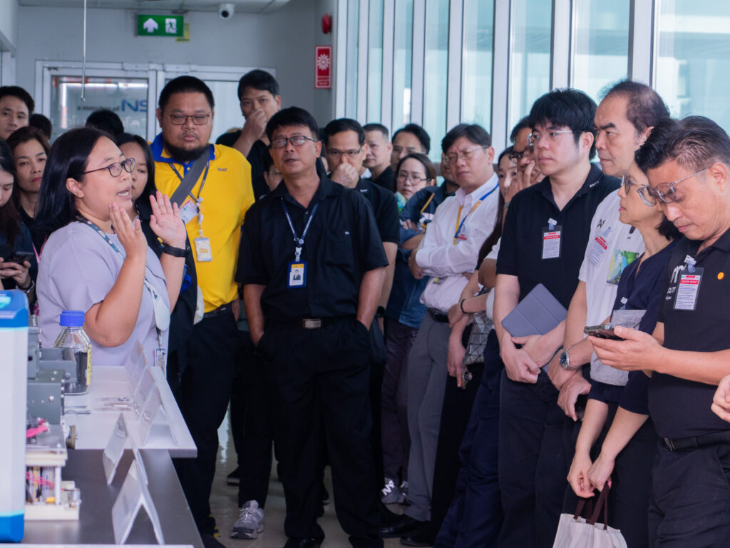 ภาพ: ทีมนักวิจัย สวทช. บรรยายให้ความรู้เกี่ยวกับผลงานวิจัยและเทคโนโลยีการทดสอบให้แก่คณะผู้เข้าเยี่ยมชมจาก กฟผ.