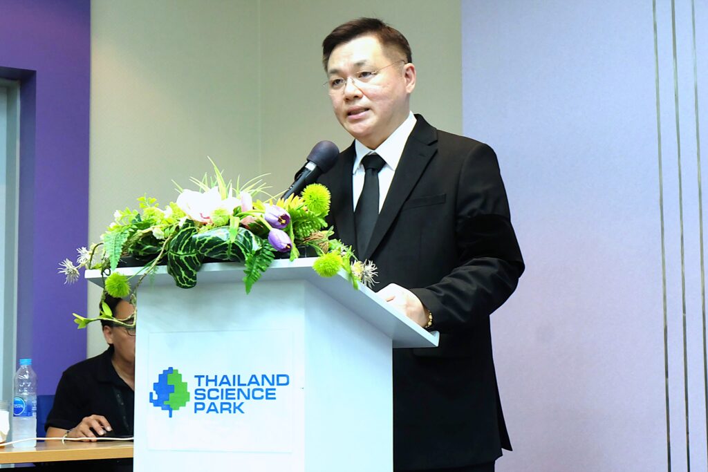 ภาพ: ดร.วิยงค์ กังวานศุภมงคล รองผู้อำนวยการศูนย์นาโนเทค กล่าวเปิดงานเสวนาวิกฤตไมโครพลาสติกไทย ณ อุทยานวิทยาศาสตร์ประเทศไทย