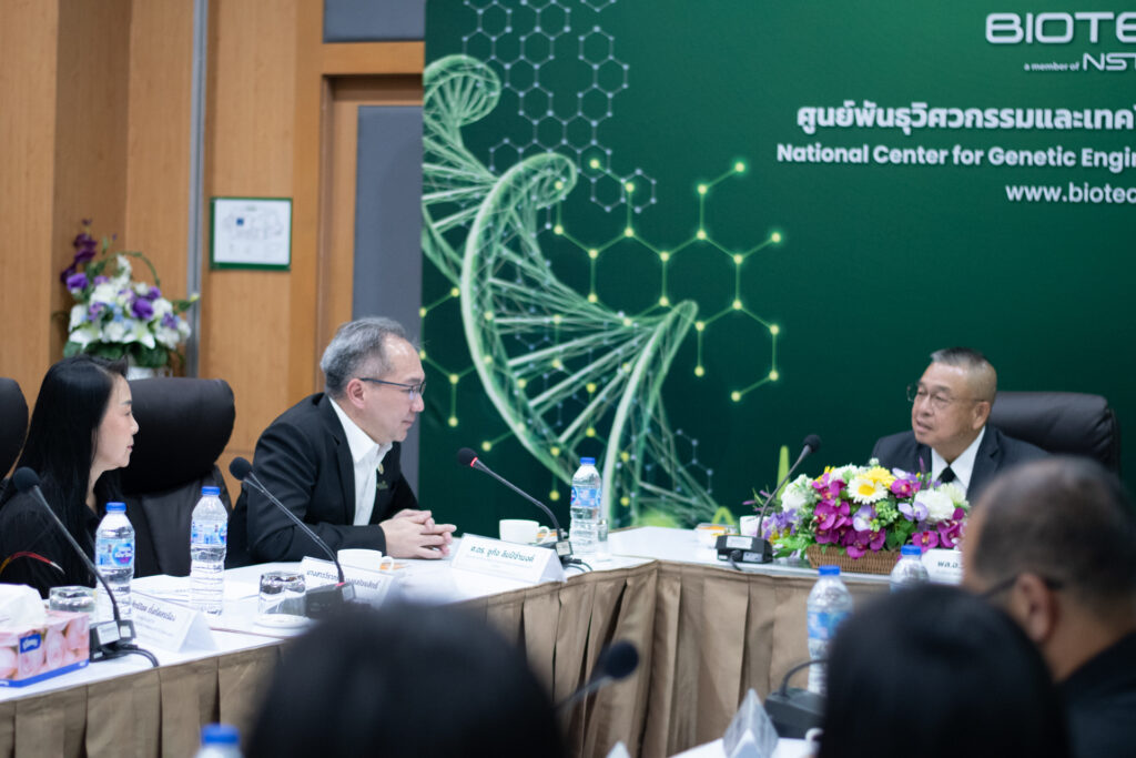 ภาพ: ศาสตราจารย์ ดร.ชูกิจ ลิมปิจำนงค์ ผู้อำนวยการ สวทช. หารือร่วมกับ พล.อ.วิจักขฐ์ สิริบรรสพ ที่ปรึกษาพิเศษประจำสำนักงานมูลนิธิชัยพัฒนา