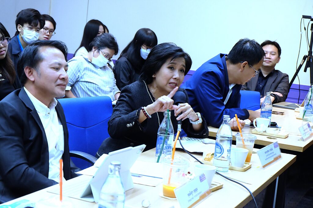 ภาพ: ศาสตราจารย์ ดร.สุชนา ชวนิชย์ ให้ข้อเสนอแนะเพิ่มเติมเชิงลึกเกี่ยวกับผลกระทบและการจัดการไมโครพลาสติก