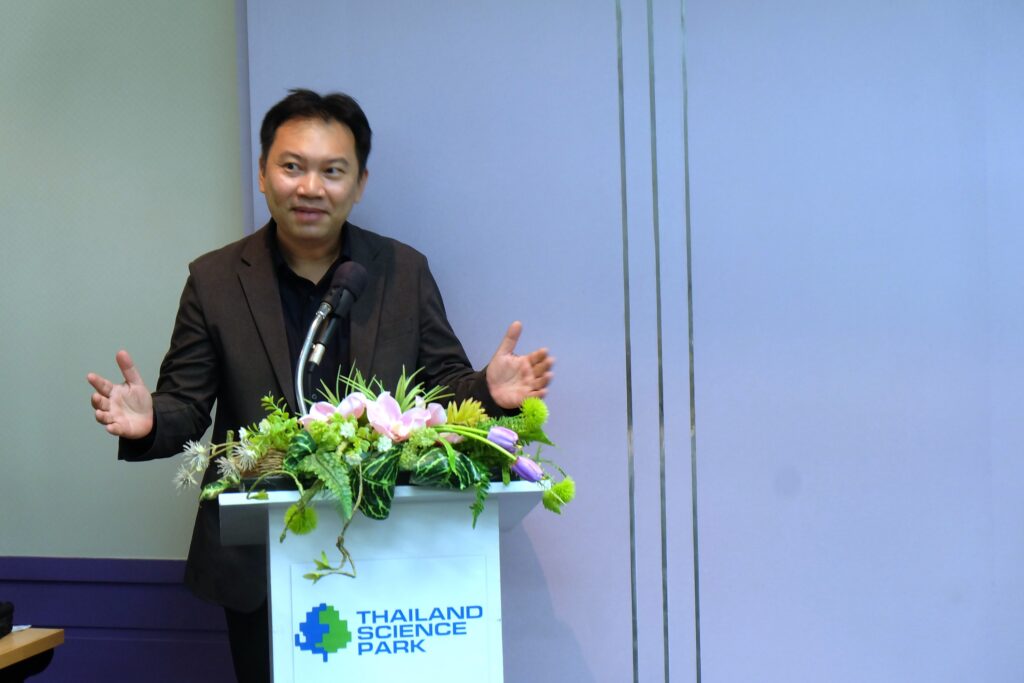 ภาพ: ดร.พิศิษฐ์ คำหน่อแก้ว ผู้อำนวยการกลุ่มวิจัยวัสดุผสมและกระบวนการนาโน ศูนย์นาโนเทค กล่าวสรุปผลการเสวนาวิกฤตไมโครพลาสติกไทย