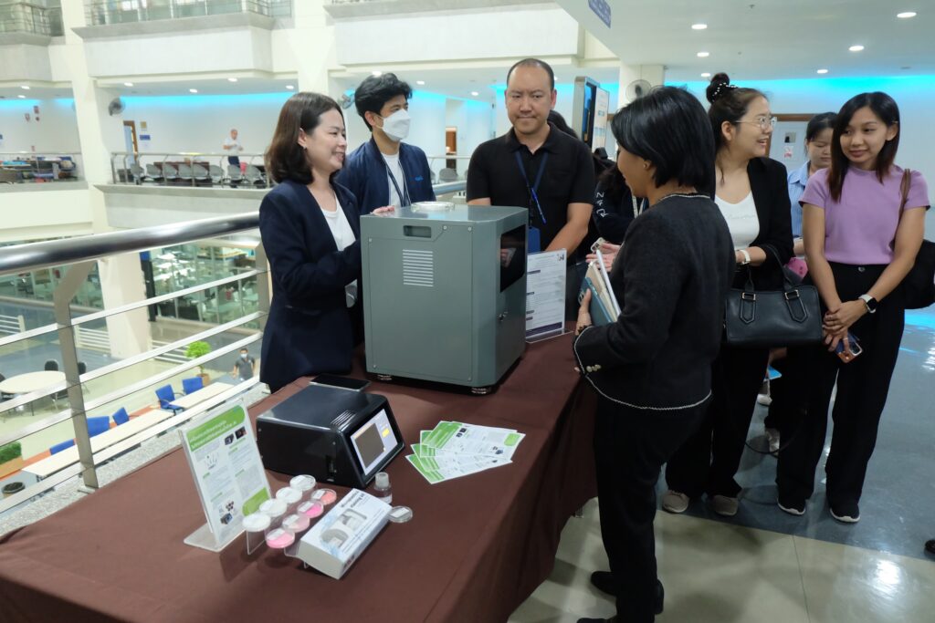 ภาพ: ทีมนักวิจัย สวทช. นำเสนอหลักการทำงานของนวัตกรรมเครื่องตรวจวัดและวิเคราะห์ไมโครพลาสติกให้แก่ผู้เชี่ยวชาญที่มาร่วมงาน