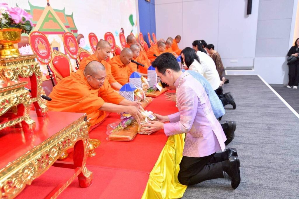 ภาพ: ศาสตราจารย์ ดร.ยศชนัน วงศ์สวัสดิ์ รมว.อว. กราบนมัสการพระสงฆ์ในพิธีสงฆ์ ณ อาคารพระจอมเกล้า
