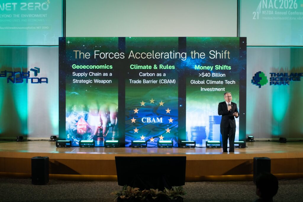 ภาพ: ศ. ดร.ชูกิจ บรรยายบนเวทีในหัวข้อ The Forces Accelerating the Shift เกี่ยวกับแรงขับเคลื่อนภูมิรัฐศาสตร์และมาตรการ CBAM