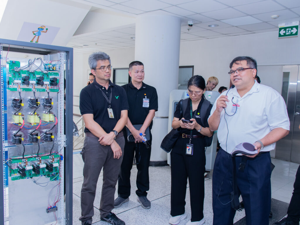 ภาพ: คณะผู้บริหาร กฟผ. รับฟังการนำเสนอผลงานวิจัยด้านระบบควบคุมและอิเล็กทรอนิกส์ขั้นสูงจากศูนย์เทคโนโลยีอิเล็กทรอนิกส์และคอมพิวเตอร์แห่งชาติ (NECTEC)