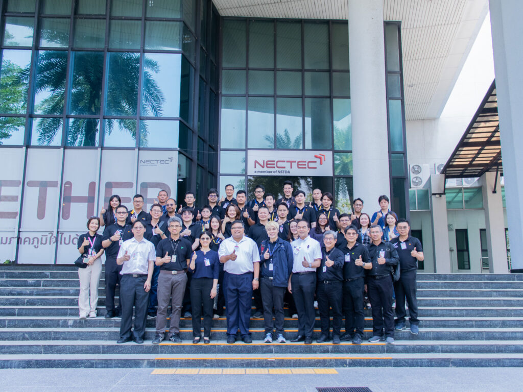 ภาพ: คณะผู้บริหาร กฟผ. และ สวทช. ถ่ายภาพหมู่ร่วมกันบริเวณหน้าอาคารศูนย์เทคโนโลยีอิเล็กทรอนิกส์และคอมพิวเตอร์แห่งชาติ (NECTEC)