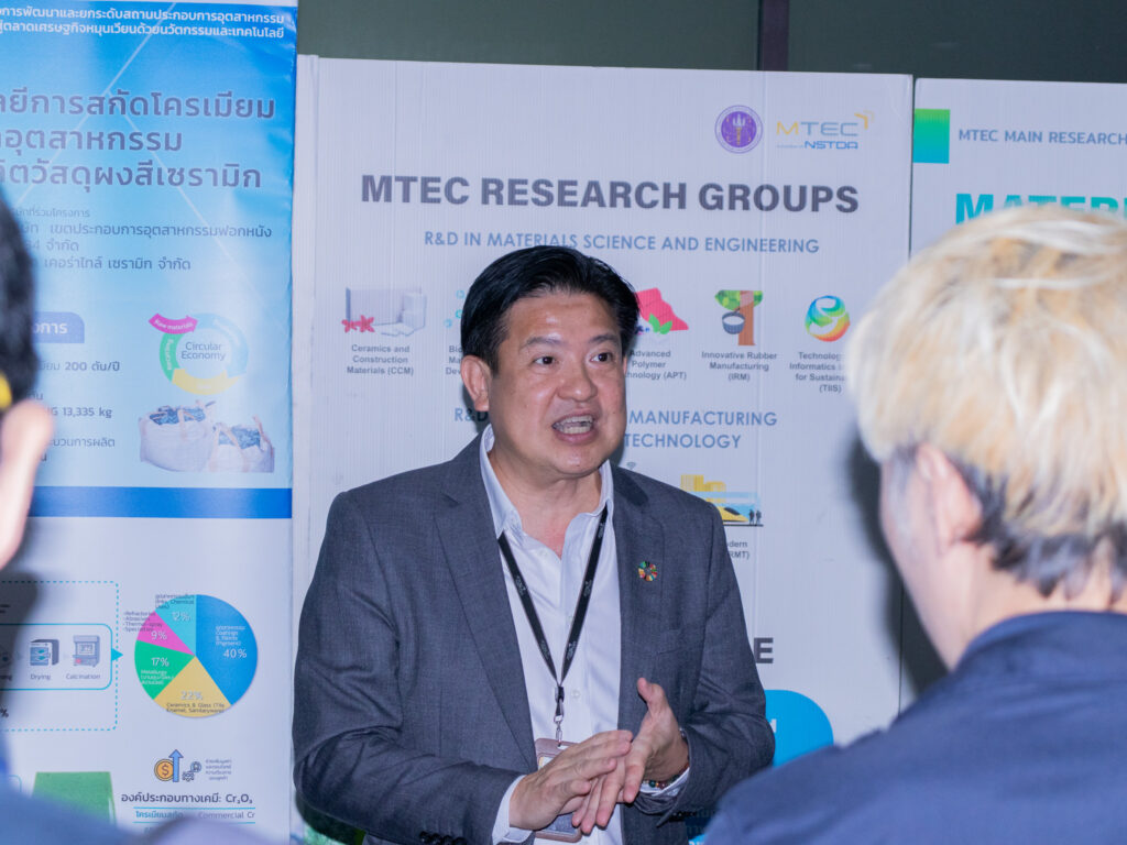 ภาพ: คณะผู้บริหาร กฟผ. และ สวทช. ถ่ายภาพหมู่ร่วมกันบริเวณหน้าอาคารศูนย์เทคโนโลยีอิเล็กทรอนิกส์และคอมพิวเตอร์แห่งชาติ (NECTEC)