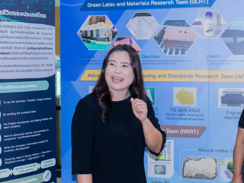 ภาพ: นักวิจัยศูนย์เทคโนโลยีโลหะและวัสดุแห่งชาติ (MTEC) บรรยายผลงานวิจัยด้านยางพาราและการประเมินวัฏจักรชีวิตของผลิตภัณฑ์ให้แก่คณะผู้เข้าเยี่ยมชม