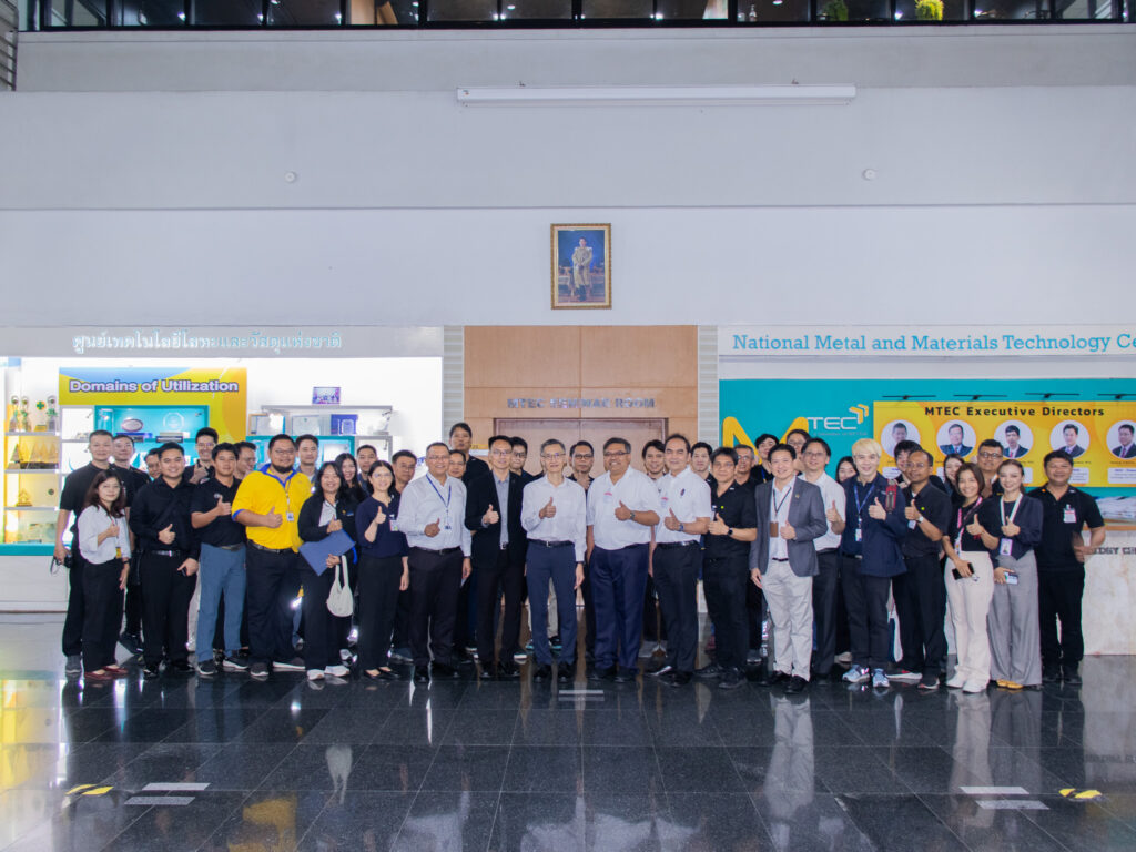 ภาพ: นักวิจัยศูนย์เทคโนโลยีโลหะและวัสดุแห่งชาติ (MTEC) บรรยายผลงานวิจัยด้านยางพาราและการประเมินวัฏจักรชีวิตของผลิตภัณฑ์ให้แก่คณะผู้เข้าเยี่ยมชม