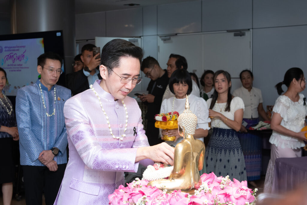 ภาพ: ศาสตราจารย์ ดร.ยศชนัน วงศ์สวัสดิ์ รมว.อว. สรงน้ำพระพุทธรูป