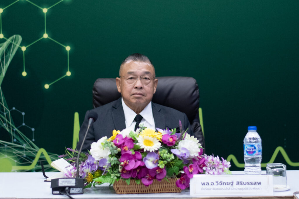 ภาพ: พล.อ.วิจักขฐ์ สิริบรรสพ ที่ปรึกษาพิเศษประจำสำนักงานมูลนิธิชัยพัฒนา รับฟังการบรรยายความก้าวหน้าทางนวัตกรรมการเกษตร