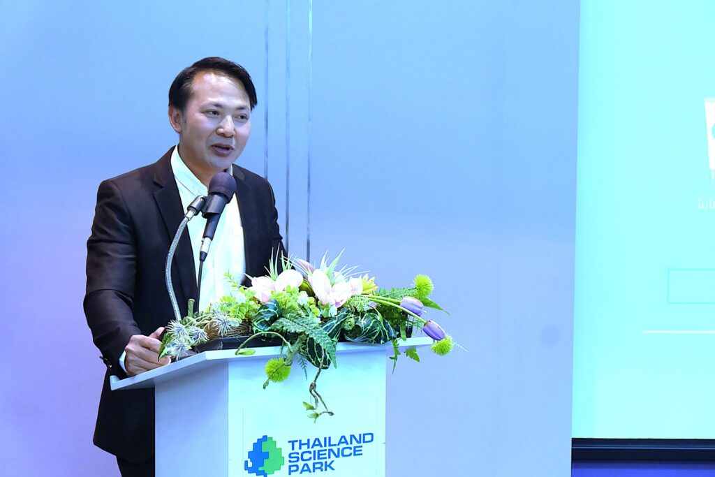 ภาพ: คุณอังกูร บุญญะ จากการประปานครหลวง บรรยายบนเวทีเสวนาวิกฤตไมโครพลาสติกไทย