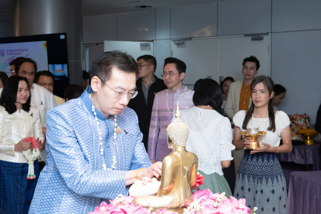 ภาพ: ศาสตราจารย์ ดร.ศุภชัย ปทุมนากุล ปลัดกระทรวง อว. สรงน้ำพระพุทธรูปเพื่อความเป็นสิริมงคล