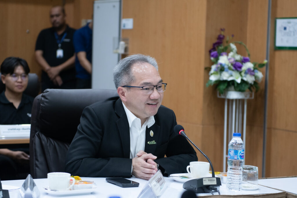 ภาพ: ศาสตราจารย์ ดร.ชูกิจ ลิมปิจำนงค์ ผู้อำนวยการ สวทช. กล่าวต้อนรับคณะผู้บริหารและเจ้าหน้าที่จากมูลนิธิชัยพัฒนา