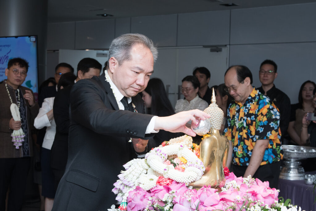 ภาพ: ศาสตราจารย์ ดร.ชูกิจ ลิมปิจำนงค์ ผอ.สวทช. สรงน้ำพระพุทธรูปเพื่อความเป็นสิริมงคล