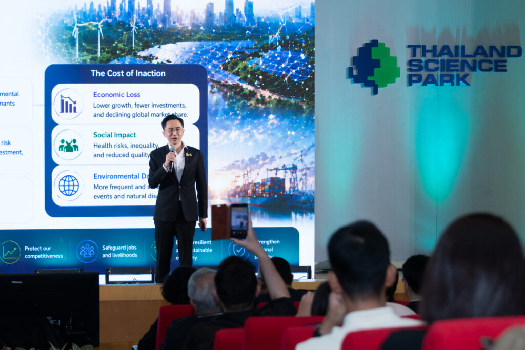 ภาพ: ศ. ดร.ยศชนัน วงศ์สวัสดิ์ นำเสนอแพลตฟอร์มการดำเนินงานของกระทรวง อว. เพื่อผลักดันนวัตกรรมสู่การใช้งานจริง