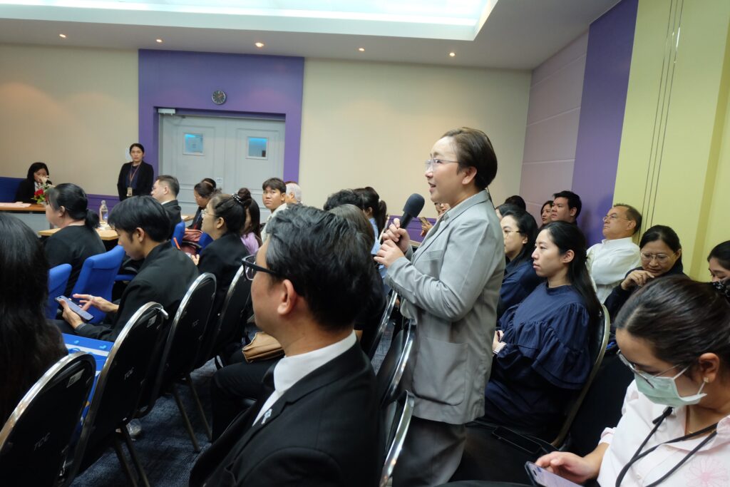 ภาพ: ผู้เข้าร่วมงานเสวนาถอดรหัสวิกฤตไมโครพลาสติกไทยร่วมซักถามและแลกเปลี่ยนความคิดเห็นกับวิทยากร