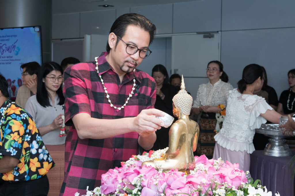 ภาพ: สรงน้ำพระพุทธรูปสืบสานประเพณีไทย