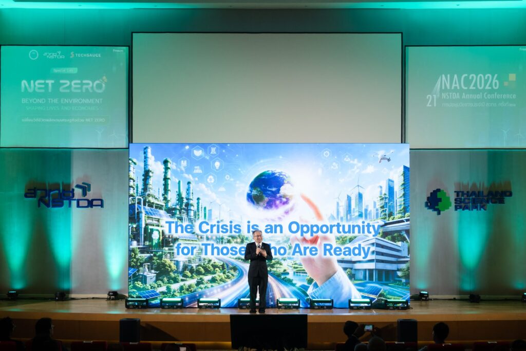 ภาพ: ศ. ดร.ชูกิจ ลิมปิจำนงค์ ผู้อำนวยการ สวทช. บรรยายพร้อมคำคม ในวิกฤตย่อมมีโอกาสเสมอ ขึ้นอยู่กับว่าใครจะคว้ามันมาสร้างการเติบโต