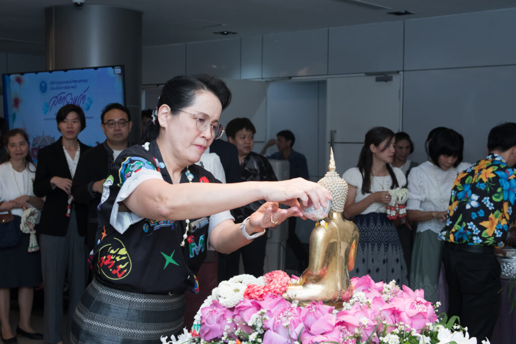 ภาพ: ดร.จุฬารัตน์ ตันประเสริฐ สรงน้ำพระพุทธรูปสืบสานประเพณีไทย