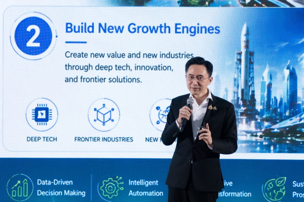 ภาพ: ศ. ดร.ยศชนัน วงศ์สวัสดิ์ รมว.อว. บรรยายถึงการสร้างเครื่องยนต์ขับเคลื่อนเศรษฐกิจใหม่ (Build New Growth Engines) ด้วยเทคโนโลยีขั้นสูงและนวัตกรรม