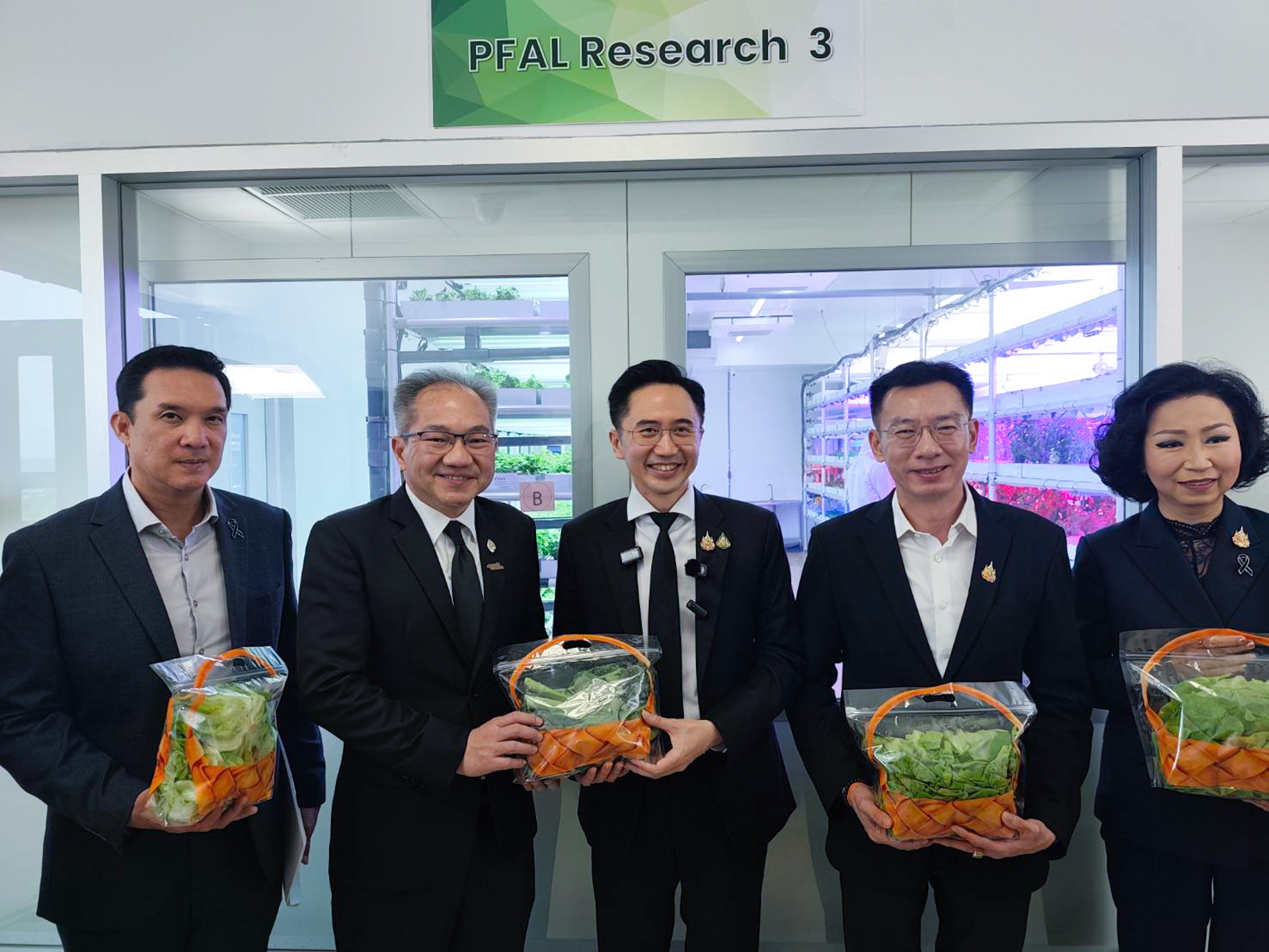 ภาพหมู่ผู้บริหารถ่ายรูปร่วมกัน พร้อมกับผลิตภัณฑ์จาก Plant Factory