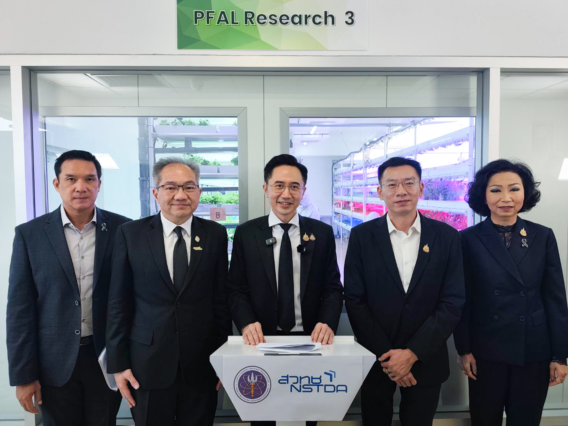 ภาพคณะผู้บริหารถ่ายรูปร่วมกันที่หน้าห้อง Plant factory
