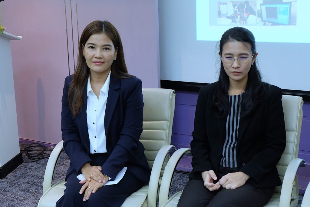 ภาพ: วิทยากรผู้เชี่ยวชาญร่วมอภิปรายบนเวทีเกี่ยวกับมาตรฐานและการตรวจวัดไมโครพลาสติกของประเทศไทย